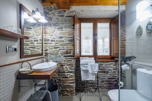 Douche, sèche-cheveux, serviettes fournies