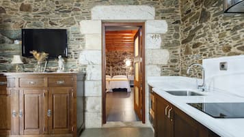 Kühlschrank, Mikrowelle, Herdplatte, Kochgeschirr/Geschirr/Besteck