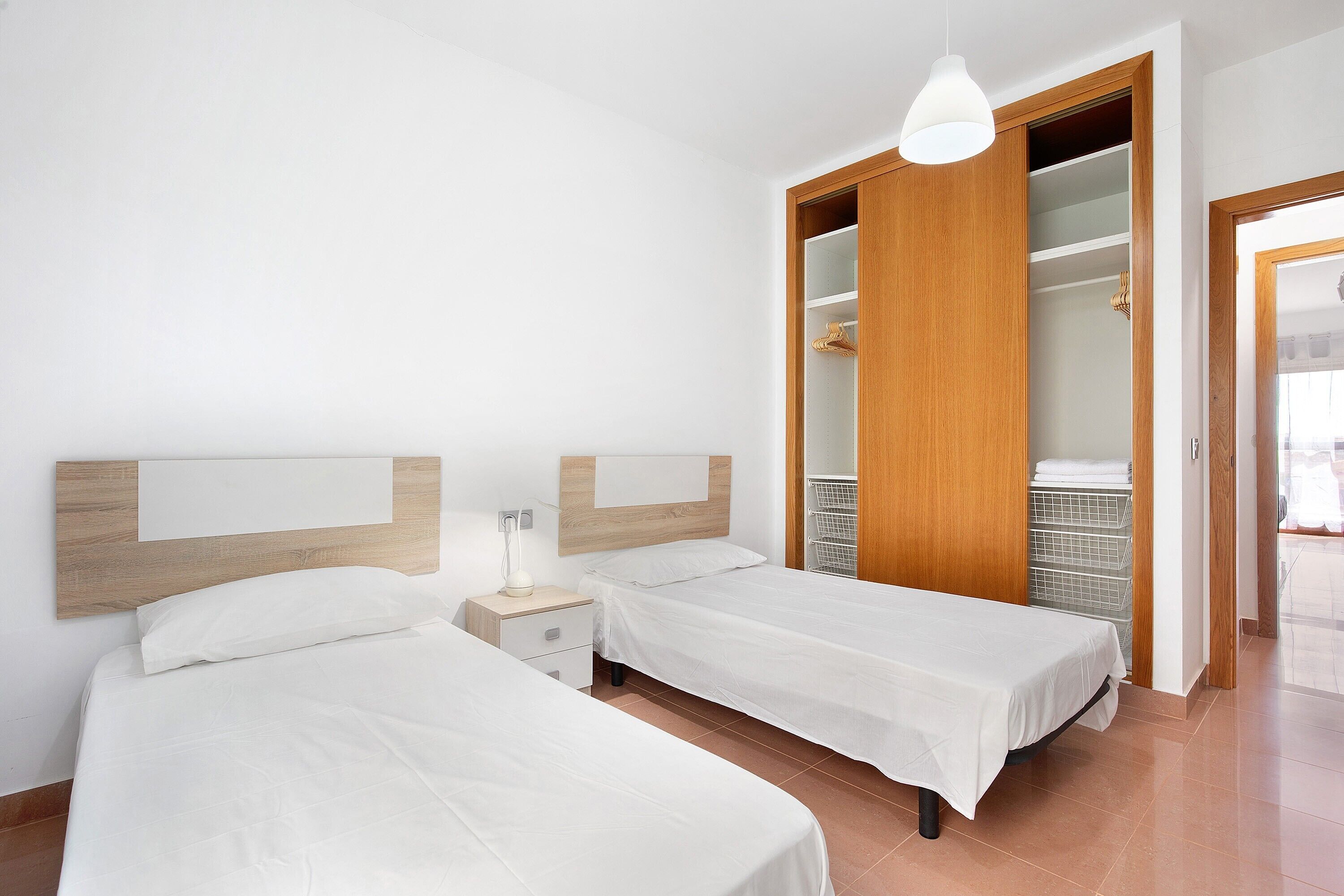 2 habitaciones, tabla de planchar con plancha y wifi gratis 