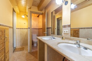 Shower, free toiletries, hair dryer