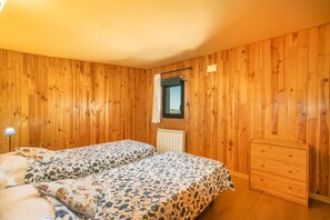 5 slaapkamers, een bureau, een strijkplank/strijkijzer, gratis wifi