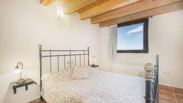 5 bedrooms, iron/ironing board, free WiFi, bed sheets