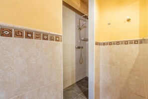 Ducha, artículos de tocador gratuitos, secador de pelo