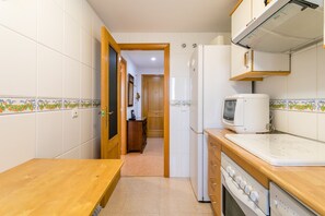 Jääkaappi, mikroaaltouuni, uuni, liesi