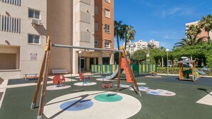 Un’area giochi con altalene, scivoli e strutture per arrampicata.