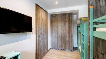 3 bedrooms, desk, iron/ironing board, free WiFi