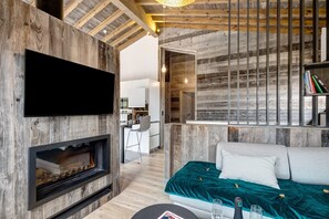 TV, fireplace, video-game console - Chalet 'Nid Des Écureuils' with Mountain View, Private Terrace and Wi-Fi (Font-Romeu-Odeillo-Via)