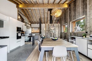 Dining - Chalet 'Nid Des Écureuils' with Mountain View, Private Terrace and Wi-Fi (Font-Romeu-Odeillo-Via)