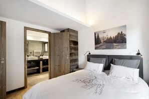 3 bedrooms, desk, iron/ironing board, free WiFi - Chalet 'Nid Des Écureuils' with Mountain View, Private Terrace and Wi-Fi (Font-Romeu-Odeillo-Via)