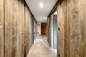 Interior - Chalet 'Nid Des Écureuils' with Mountain View, Private Terrace and Wi-Fi (Font-Romeu-Odeillo-Via)