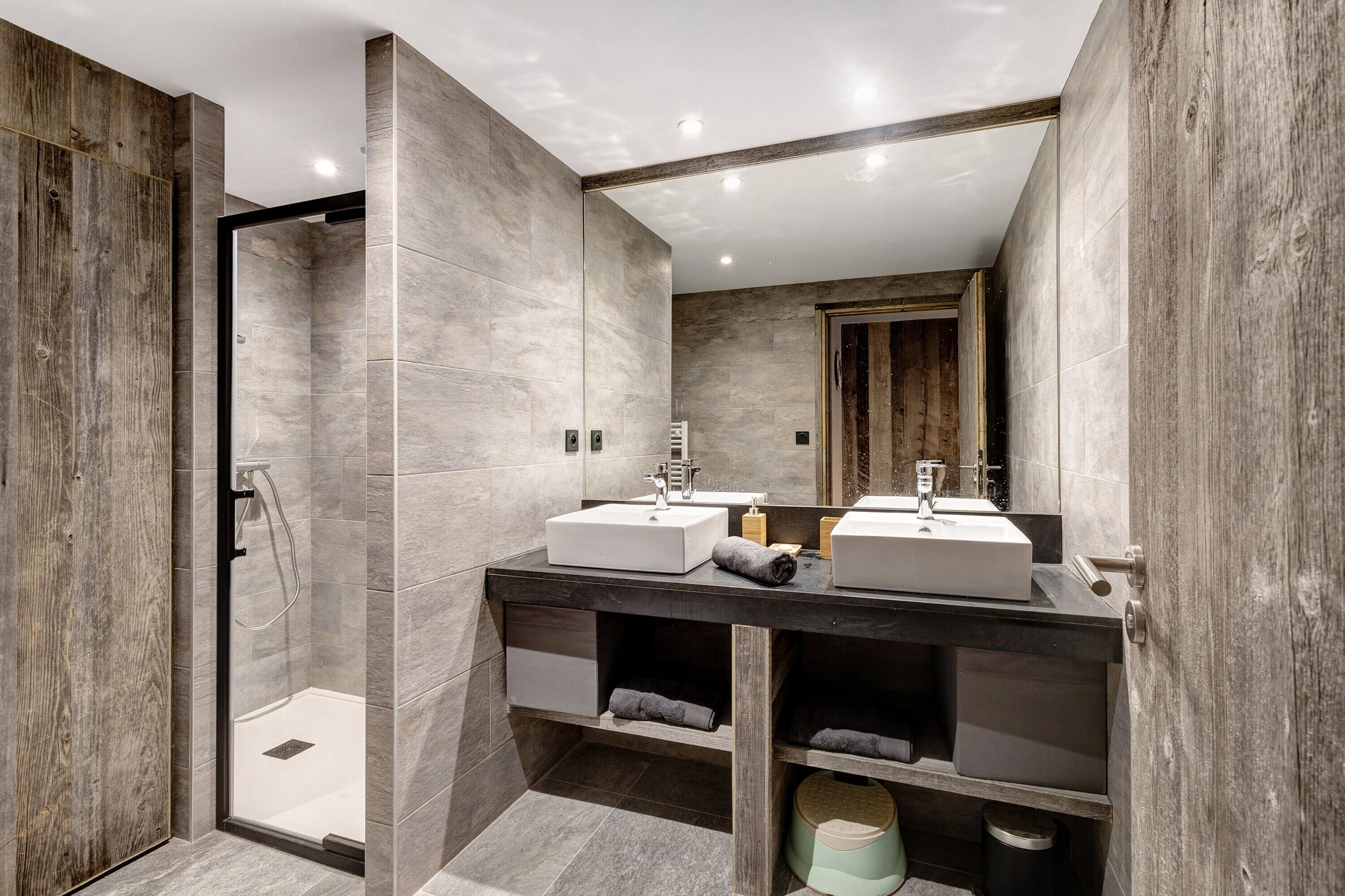 Douche, articles de toilette gratuits, sèche-cheveux