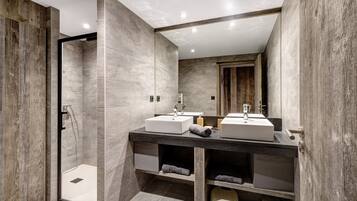 Douche, articles de toilette gratuits, sĂšche-cheveux