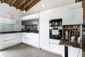 Køleskab, mikrobølgeovn, ovn, kogeplade