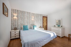 1 bedroom, iron/ironing board, free WiFi, bed sheets - Apartment 'Apartamento Amarelo T1' with Balcony and Wi-Fi (Odeceixe)