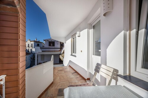 Apartment 'Apartamento Amarelo T1' with Balcony and Wi-Fi