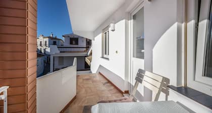 Apartment 'Apartamento Amarelo T1' with Balcony and Wi-Fi