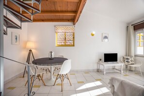 Dining - Apartment 'Apartamento Amarelo T1' with Balcony and Wi-Fi (Odeceixe)