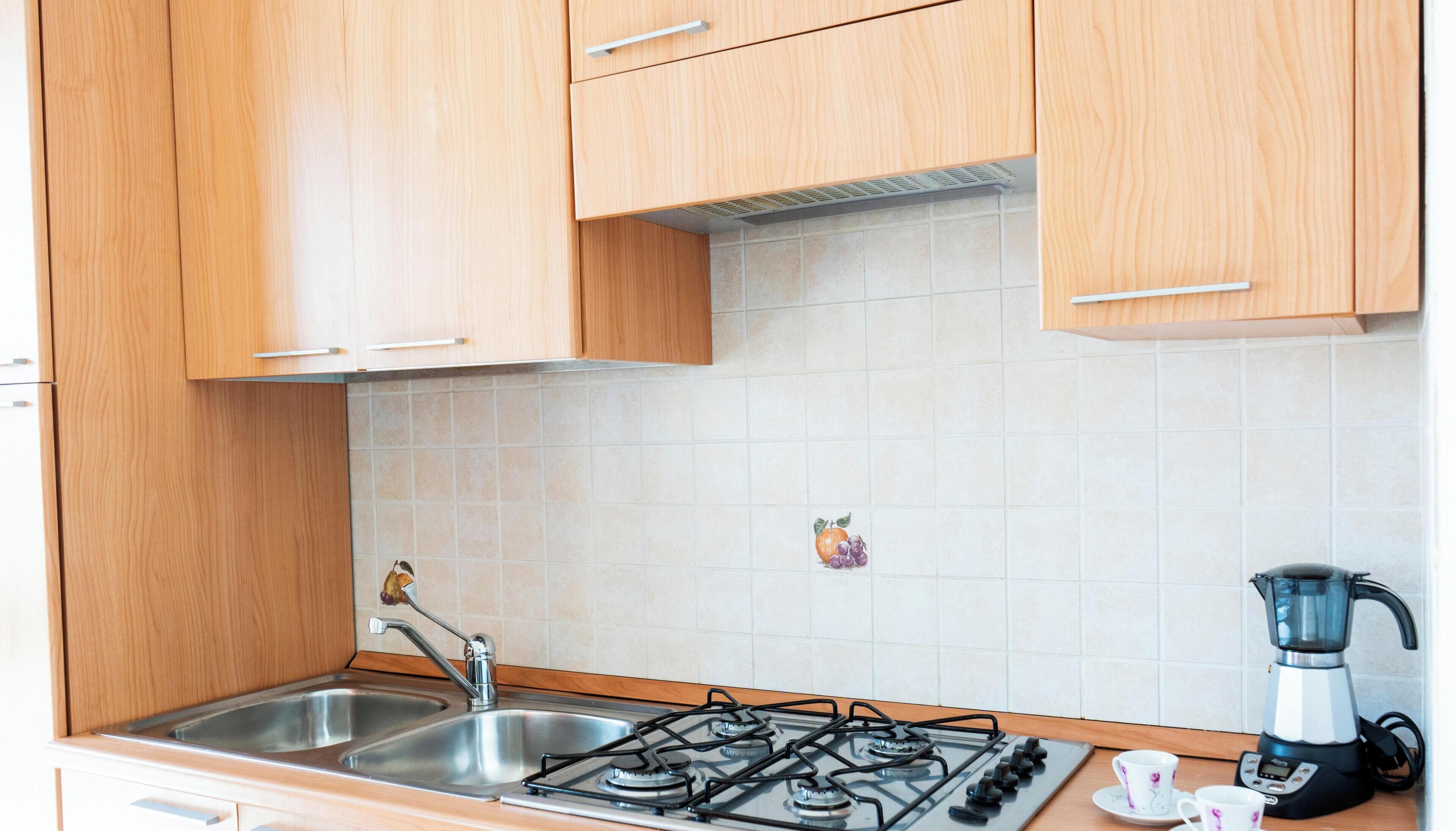 Frigorifero, forno, piano cottura, macchina per tè/caffè