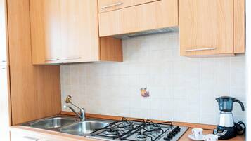 Frigorifero, forno, piano cottura, macchina per tè/caffè