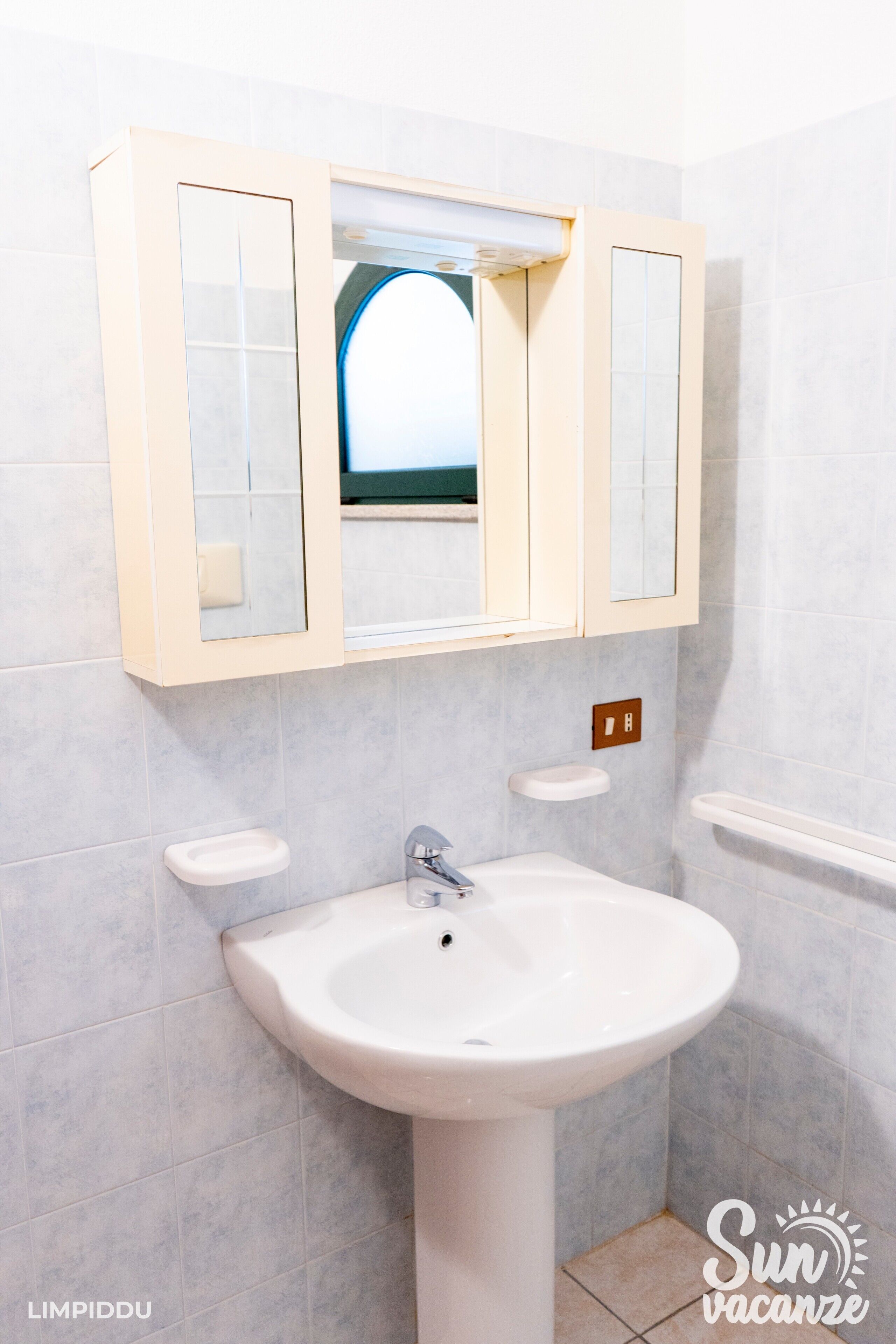 Een douche, een haardroger, handdoeken