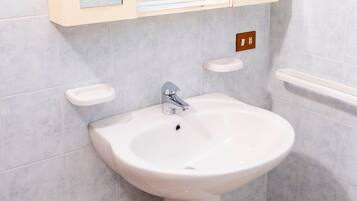 Een douche, een haardroger, handdoeken