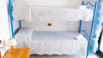 2 slaapkamers, een strijkplank/strijkijzer, gratis wifi, beddengoed