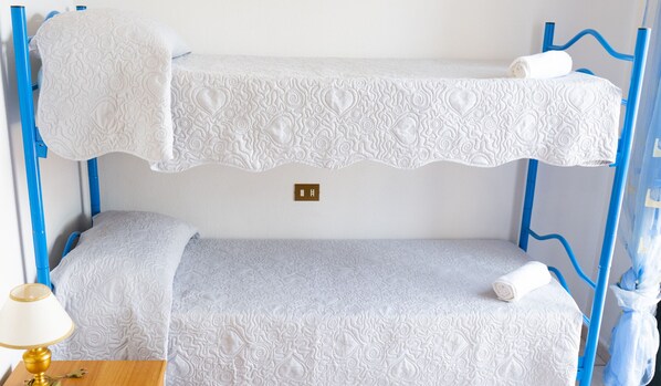 2 chambres, fer et planche à repasser, accès au Wi-Fi (inclus)