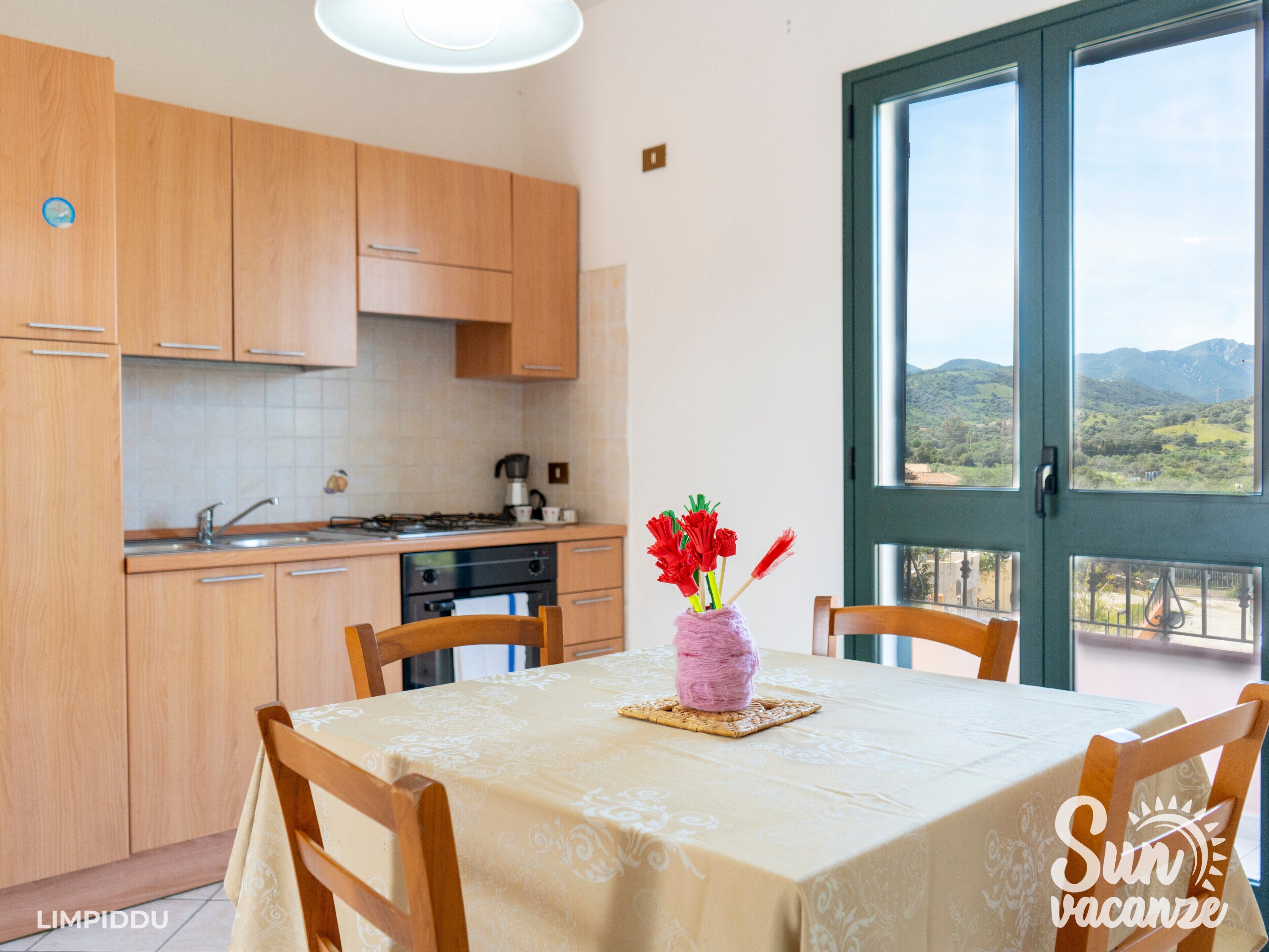 Køleskab, ovn, kogeplade, kaffe-/temaskine