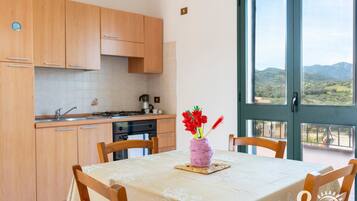 Køleskab, ovn, kogeplade, kaffe-/temaskine