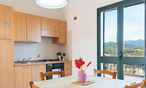 Fridge, oven, stovetop, coffee/tea maker