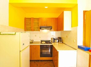 Fridge, oven, stovetop, coffee/tea maker - Holiday apartment with air conditioning (Poreč)