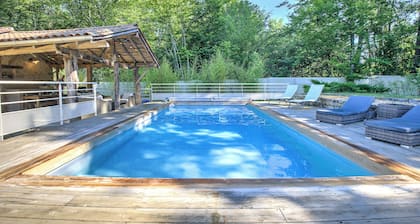 Chalet 'Le De Léonie Et Julie' with Private Pool, Wi-Fi and Air Conditioning