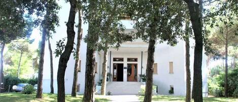 المنشأة من الخارج