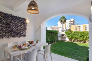 Outdoor dining - Villa 'Casa Sol' with Shared Pool, Private Terrace and Wi-Fi (Quarteira)