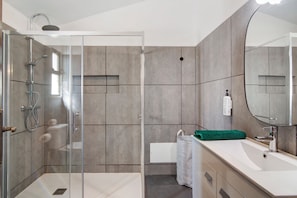 Shower, hair dryer, towels - Villa 'Casa Sol' with Shared Pool, Private Terrace and Wi-Fi (Quarteira)