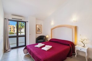 2 bedrooms, iron/ironing board, free WiFi, bed sheets - Villa 'Casa Sol' with Shared Pool, Private Terrace and Wi-Fi (Quarteira)