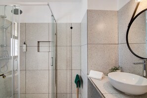 Shower, hair dryer, towels - Villa 'Casa Sol' with Shared Pool, Private Terrace and Wi-Fi (Quarteira)