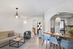 TV, fireplace, table tennis - Villa 'Casa Sol' with Shared Pool, Private Terrace and Wi-Fi (Quarteira)