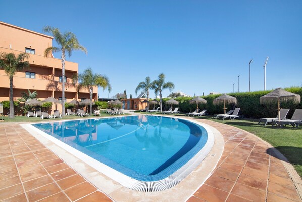 Pool - Villa 'Casa Sol' with Shared Pool, Private Terrace and Wi-Fi (Quarteira)