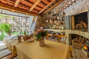 Outdoor dining - Holiday home with large terrace (Grižane)