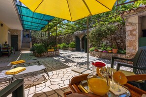 Outdoor dining - Holiday home with large terrace (Grižane)