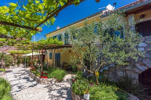 Exterior - Holiday home with large terrace, barbecue and sea view (Grižane)