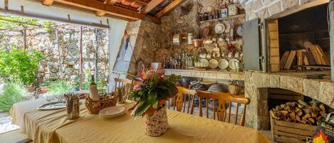 تناول الطعام بالخارج