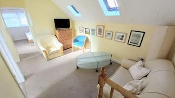 Een televisie en een stereo