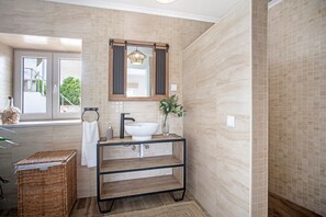 Douche, sèche-cheveux, serviettes fournies