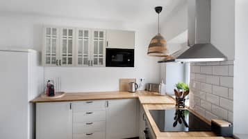 KĂŒhlschrank, Mikrowelle, Ofen, Herdplatte