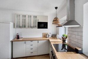 Frigorifero, microonde, forno, piano cottura