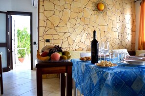 Dining - Villa 'Ll04 Hikari with Outdoor Spaces', Private Garden, Wi-Fi & Air Conditioning (San foca)