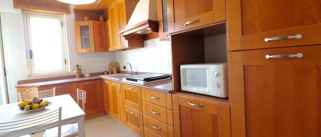 Frigorifero, microonde, piano cottura, seggiolone