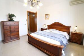 2 bedrooms, iron/ironing board, free WiFi, bed sheets - Holiday Home 'Casa Calipso A Otranto' with Balcony, Wi-Fi and Air Conditioning (Otranto)
